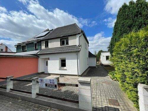 Außenansicht - +++ Schöne Doppelhaushälfte mit großen Grundstück in Granschütz +++