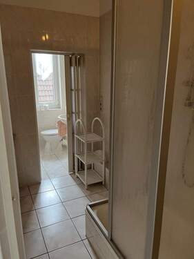 Bad mit Dusche im Obergeschoss - 