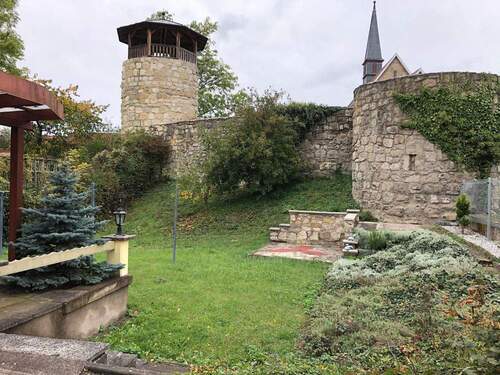 Garten + Blick auf Stadtmauer - 