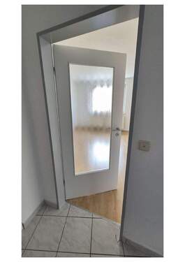 neue Zimmertür Blick Wohnzimmer - 3 Zimmer Etagenwohnung zur Miete in Freiberg