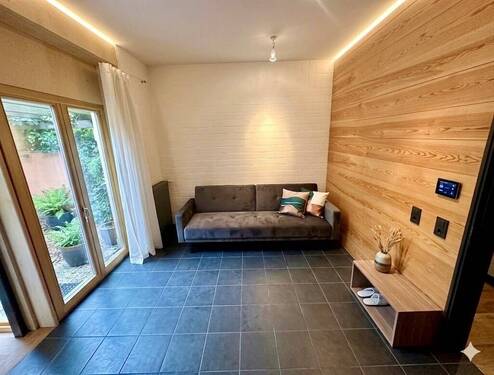 Raum 1 - Hinweis: Möbel KI generiert - 