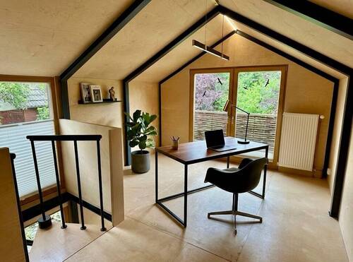 Raum 5 im Obergeschoss des Giebels - Hinweis: Möbel KI generiert - 