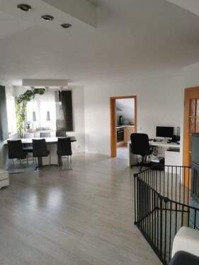 Wohnzimmer - 4 Zimmer Etagenwohnung zur Miete in Effeltrich