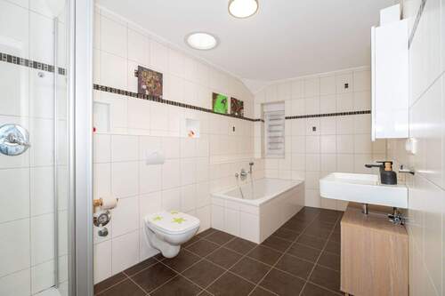 Badezimmer - Etagenwohnung mit 104,00 m&sup2; in Schweinfurt zum Kaufen