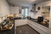 Moderne Küche mit natürlicher Beleuchtung.jpg - Etagenwohnung mit 163,00 m&sup2; in München zum Kaufen