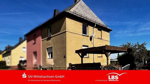 Straßenansicht - Doppelhaushälfte mit großem Grundstück