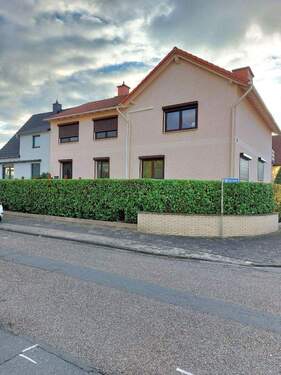 Haus von außen. - DHH auf 2 Etagen mit Vorgarten und Keller.