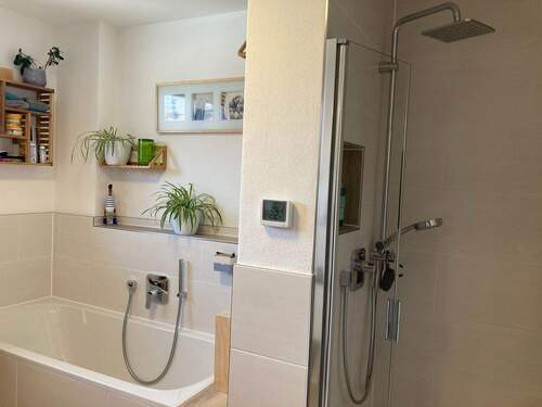 Bad mit Wanne und Dusche - 