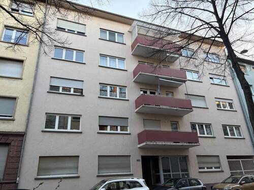 Hausfront - Charmante Dachgeschosswohnung mit Wertsteigerungspotenzial in zentraler Lage