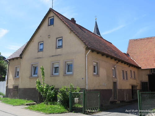 Straßenansicht - Sanierungsobjekt mit Geschichte: Ehemaliger Bauernhof + Wohnhaus