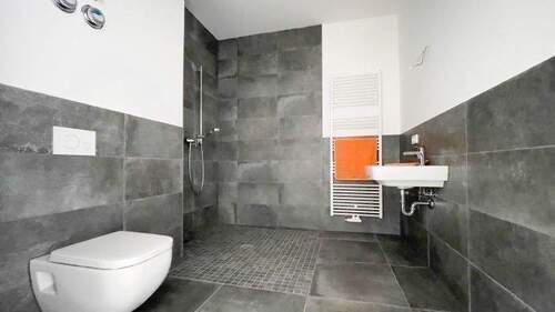 Duschbad barrierefrei - 1 Zimmer Etagenwohnung zur Miete in Chemnitz