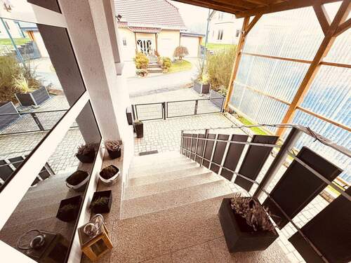 11. Carport, Hauseingang - 