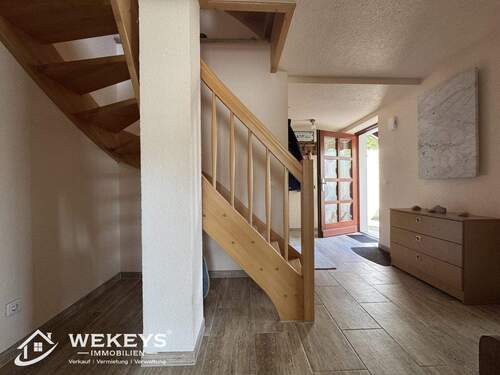 Eingangsbereich mit Treppe ins OG - 3 Zimmer Einfamilienhaus in Buttstädt