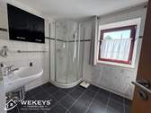 Badezimmer mit Dusche und Wanne - 