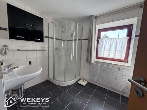 Badezimmer mit Dusche und Wanne - 