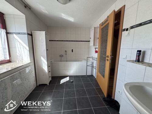 Badezimmer mit Dusche und Wanne - 