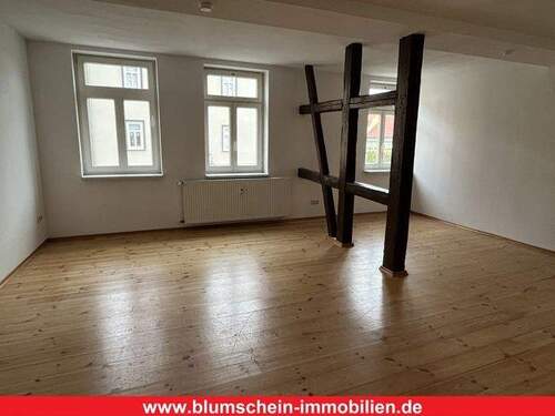 Geräumiger Wohnbereich - *Attraktive 3-Raum Altbauwohnung mit Balkon & Stellplatz*