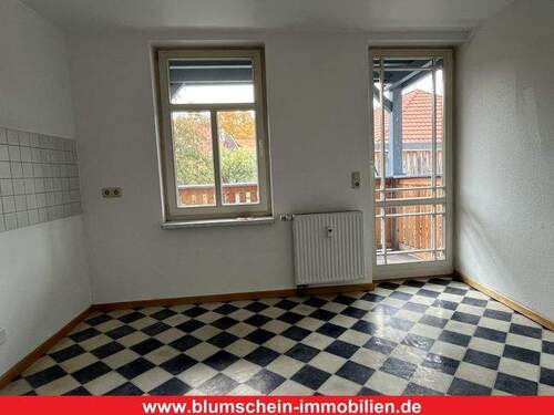 Küche mit Ausgang zum Balkon - 