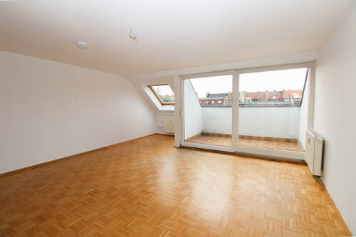 Wohnzimmer - leere 3 Raum mit Dachloggia in Reudnitz - mit Parkettboden