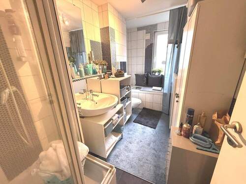 Tageslichtbad mit Dusche + Badewanne - 