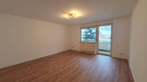 Helles Wohnzimmer mit Balkon - 3 Zimmer Etagenwohnung in Bernstadt