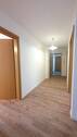 Heller Flur mit Holztüren - 