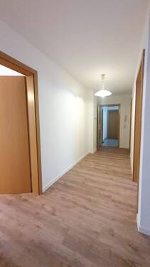 Heller Flur mit Holztüren - 