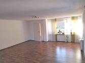 Wohnzimmer - Moderne 3,5 Zimmer-Wohnung mit Balkon und Garage in Langenau