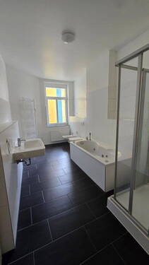 Bad mit Dusche und Wanne - 