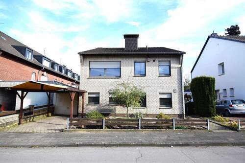 Vorderansicht - Freistehendes Einfamilienhaus mit Garage und großem Garten