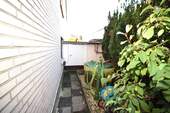 Weg vom Garten zur Garage - 