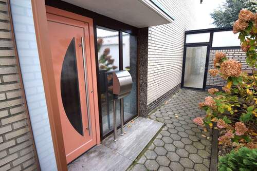 Hauseingang und Weg zum Wintergarten - 