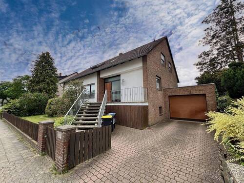 Zufahrt Garage - 6 Zimmer Einfamilienhaus zum Kaufen in Isernhagen