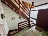 Hauseingang / Treppe zur Einliegerwohnung - 