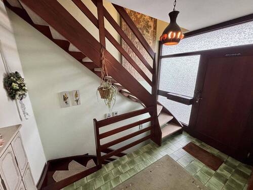 Hauseingang / Treppe zur Einliegerwohnung - 