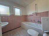 Bad mit Wanne und Fenster - 