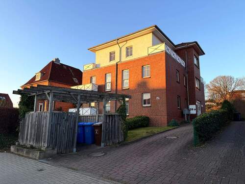 Hausansicht - Attraktive 2-Zimmer-Souterrain-Wohnung mit großer Terrasse