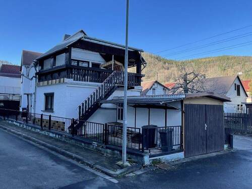 Ansicht - Wohnhaus mit Dachterrasse, Garage und Nebengebäude
