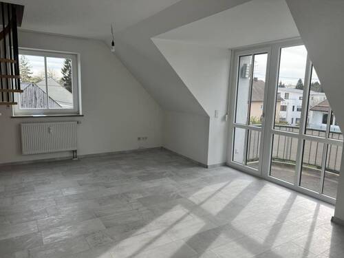 Großes Wohnzimmer - 3 Zimmer Etagenwohnung zur Miete in Königsbrunnn