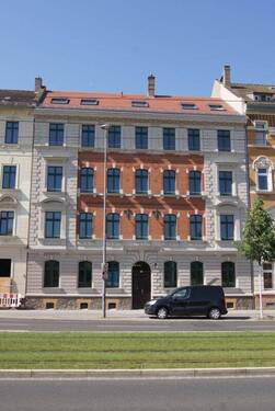 Hausfront - Genial! + Parkett + 10m² Südwestbalkon + Fußbodenheizung + Tageslichtbad mit Wanne & Dusche