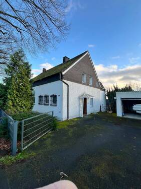 Ansicht von der Wittbräucker Straße.JPG - Wohnhaus mit 2 Garagen und Stellplätzen