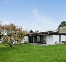 Großzügiger Bungalow mit Einliegerwohnung und Außenpool - Braunschweig / Kanzlerfeld