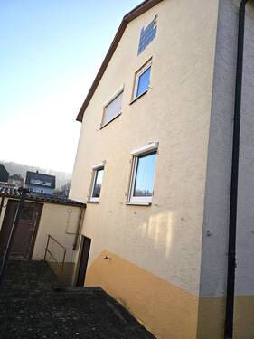 Kellerabgang und Zugang zur Garage - 