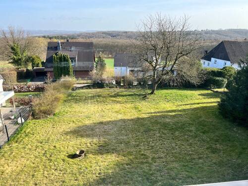 Ausblick Wohnzimmer OG - Wohnhaus mit 2 Garagen und Stellplätzen