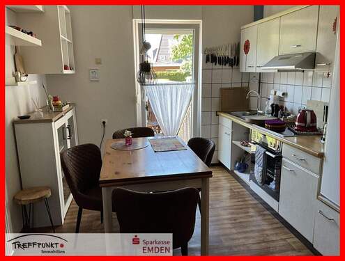 Küche mit EBK und Ausgang zur Terrasse - 