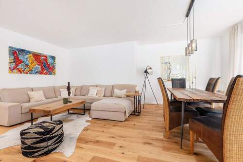 Wohnzimmer mit Essbereich - 5 Zimmer Etagenwohnung zum Kaufen in München