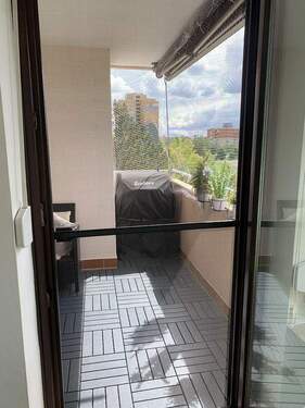 Wohnzimmer_Loggia_West - 4 Zimmer Etagenwohnung in Nürnberg