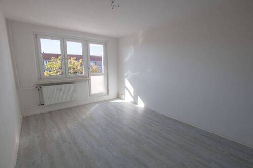 Wohnzimmer - 4-Raumwohnung für Familien! - 364,00&nbsp;EUR Kaltmiete, ca.&nbsp; 75,70&nbsp;m&sup2;&nbsp;Wohnfl&auml;che