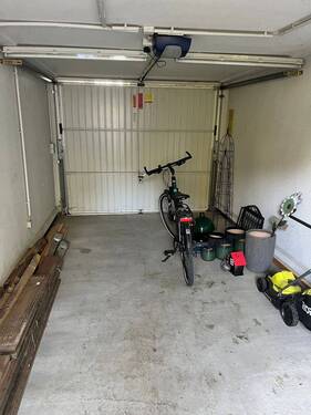 Garage mit elektr. Schwingtor - 