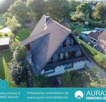 Markantes Giebelhaus mit verschiedenen Wohnbereichen, Vollkeller und großem Garten in Holtgast